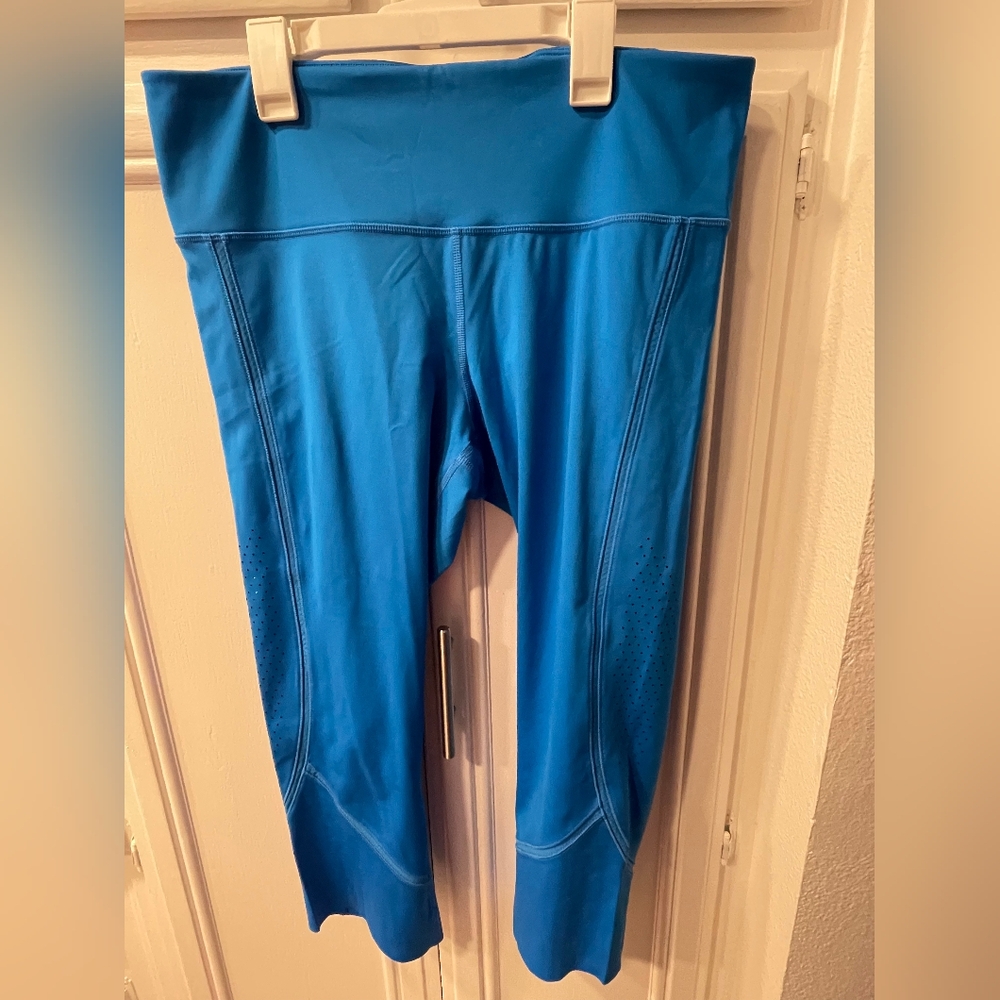 Under Armour Women's Vibrant Blue Capri Exercise Pants ~ Size XL - Picture 6 of 9